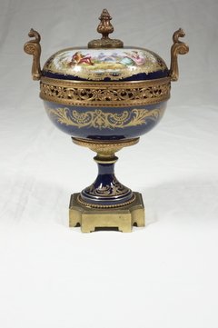 Caja en porcelana de la Manufactura de Sevres (hacia 1850).