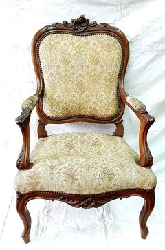 Par de sillones de estilo Luis XV en nogal italiano