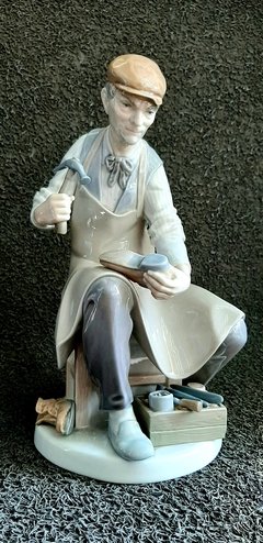 Hermosa figura de Lladro que representa a un zapatero
