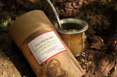 Yerba orgánica con hierbas medicinales "una vez al mes" de Sano Mate en yerbera