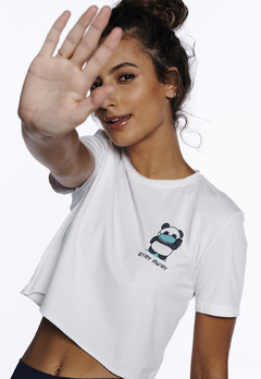 T-shirt Cropped Pandinha Quarentena Stay Away Branco