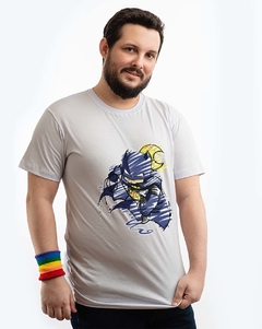 Camiseta Plus Size Batman em tinta e rabiscos na internet