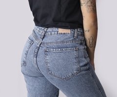 calça mom jeans marmorizada na internet