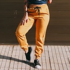 calça jogger xadrez mostarda