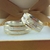 Alianças Namoro Prata Diamantadas Coração Vazado Aplique Em Ouro 7,5mm 12g com Friso e Pedras - comprar online
