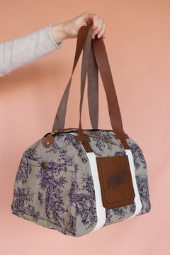 bolso de tela estampada violeta y gris. 