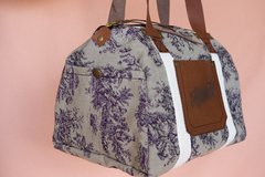 bolso de tela estampada violeta y gris. 