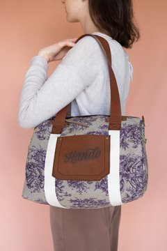 bolso de tela estampada violeta y gris. 