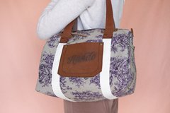 bolso de tela estampada violeta y gris. 