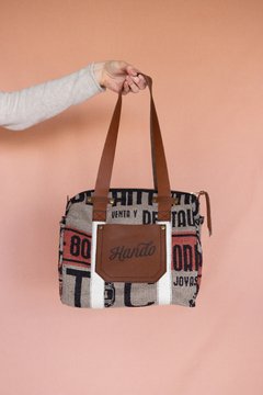 bolso de tela estampada, detalles en cuero