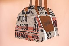 bolso de tela estampada, detalles en cuero