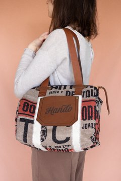 bolso de tela estampada, detalles en cuero