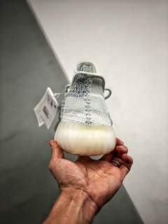 Imagem do Adidas Yeezy v2 refletivo