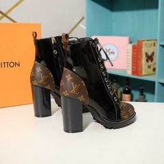 Bota com salto Louis Vuitton na internet