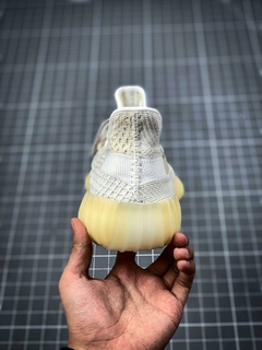 Adidas Yeezy v2 Refletivo na internet