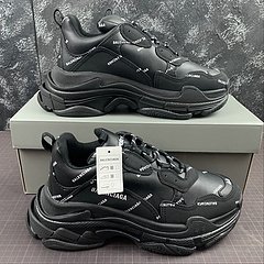 Balenciaga Triple S na internet