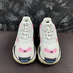 Balenciaga Triple S na internet