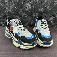 Balenciaga Triple S na internet