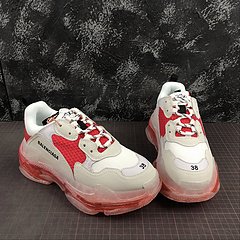 Balenciaga Triple S na internet