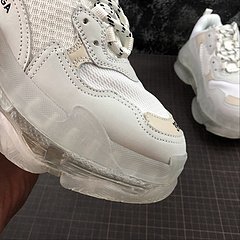 Balenciaga Triple S na internet