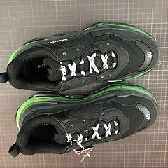 Balenciaga Triple S na internet