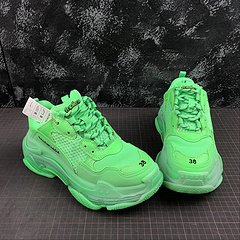 Balenciaga Triple S na internet