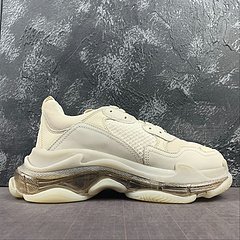 Balenciaga Triple S na internet