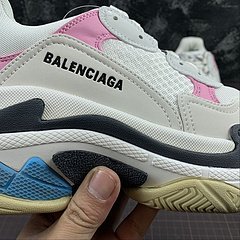 Balenciaga Triple S na internet