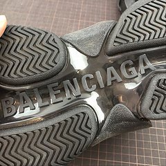 Balenciaga Triple S na internet