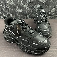 Balenciaga Triple S na internet