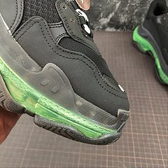 Balenciaga Triple S - comprar online