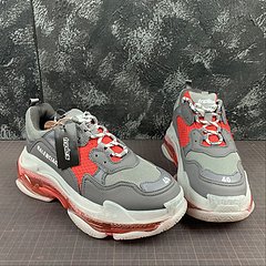 Balenciaga Triple S na internet