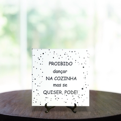 Quadro Azulejo Proibido Dançar na Cozinha com suporte Orathea - comprar online