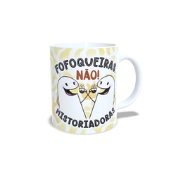 Caneca Flork Fofoqueiras não Historiadoras 325ml em cerâmica Orathea - Personalize Canecas Azulejos e mais | Orathea Presentes