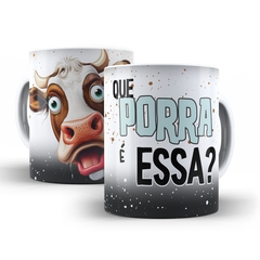 Caneca Vaquinha Que Porra e Essa 325ml em ceramica Orathea 