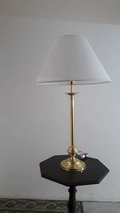Lámpara de mesa alta con pantalla grande