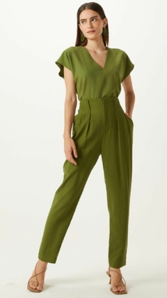 BLUSA RETA COM DECOTE V - VERDE MILITAR - loja online