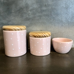 Kit higiene rosa com poá e tampa de madeira