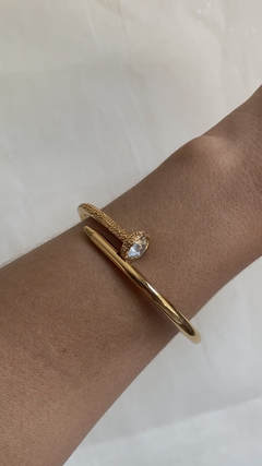 Bracelete com design de prego e strass