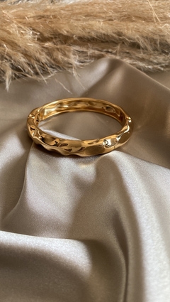 Bracelete dourado semijoia com design martelado - comprar online