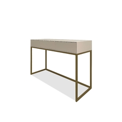 Vista a 45° hacia la izquierda del mueble escritorio, color arena, cuenta con tres cajones y una estructura de hierro dorada.