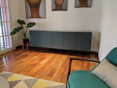vista de frente del mueble vajillero color azul ambientado en living