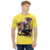 Camiseta amarela em tecido Dry Fit com ilustração da personagem A.k.i. do jogo Street Fighter 6, oferecida pela Kanikoss Moda nerd modelo masculino.