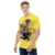 Camiseta amarela em tecido Dry Fit com ilustração da personagem A.k.i. do jogo Street Fighter 6, oferecida pela Kanikoss Moda nerd modelo masculino.