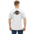 Camiseta branca em tecido Dry Fit com ilustração da personagem A.k.i. do jogo Street Fighter 6, oferecida pela Kanikoss Moda nerd modelo masculino.