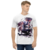 Camiseta branca em tecido Dry Fit com ilustração da personagem A.k.i. do jogo Street Fighter 6, oferecida pela Kanikoss Moda nerd modelo masculino.