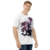 Camiseta branca em tecido Dry Fit com ilustração da personagem A.k.i. do jogo Street Fighter 6, oferecida pela Kanikoss Moda nerd modelo masculino.