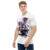 Camiseta branca em tecido Dry Fit com ilustração da personagem A.k.i. do jogo Street Fighter 6, oferecida pela Kanikoss Moda nerd modelo masculino.