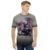 Camiseta cinza em tecido Dry Fit com ilustração da personagem A.k.i. do jogo Street Fighter 6, oferecida pela Kanikoss Moda nerd modelo masculino.