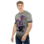 Camiseta cinza em tecido Dry Fit com ilustração da personagem A.k.i. do jogo Street Fighter 6, oferecida pela Kanikoss Moda nerd modelo masculino.